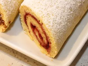 Biscuit roulé à la confiture de fraise