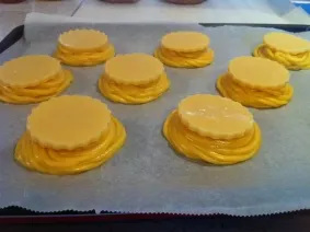 Profiteroles à la chantilly de châtaignes, croquant aux amandes