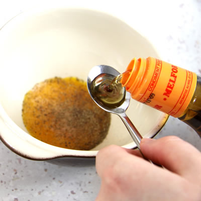 Dans un bol, verser une cuillère à café de vinaigre, ajouter une pincée de sel e
