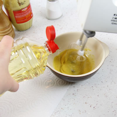 Ajouter l'huile goutte à goutte au départ tout en fouettant à l'aide du batteur 
