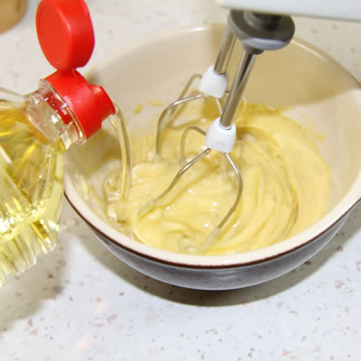 Quand la sauce commence à prendre, ajouter l'huile en filet tout en continuant à