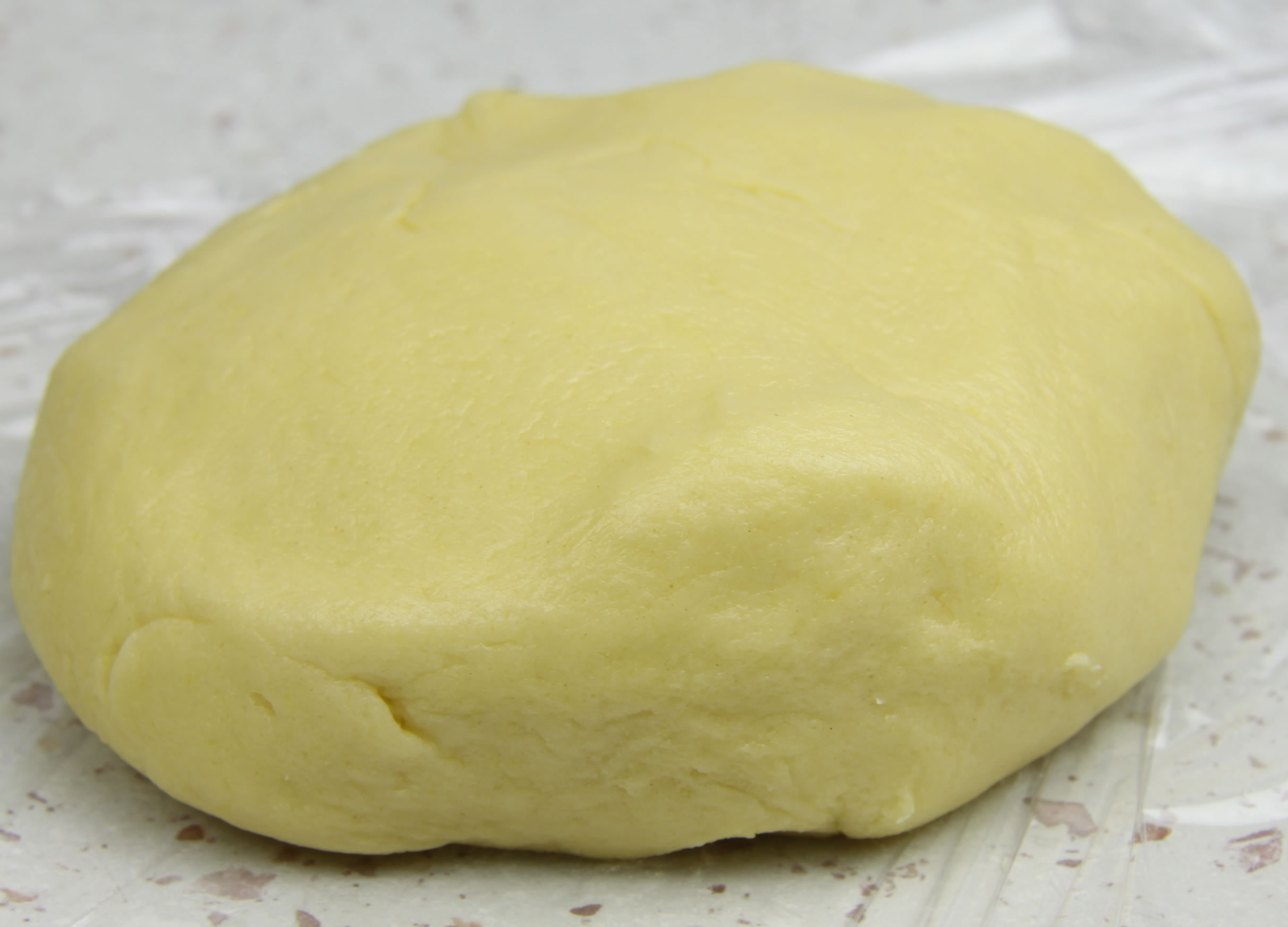 Rassembler la pâte en boule et l'aplatir pour lui donner la forme d'une galette.