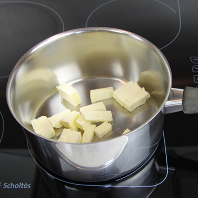 Dans une casserole faire fondre le beurre.