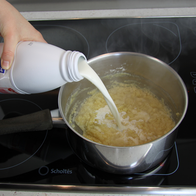 Ajouter d’un seul coup le lait froid et mélanger avec un fouet.