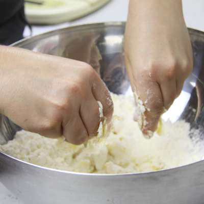 Ajouter les dés de beurre et commencer à sabler la pâte du bout des doigts.
